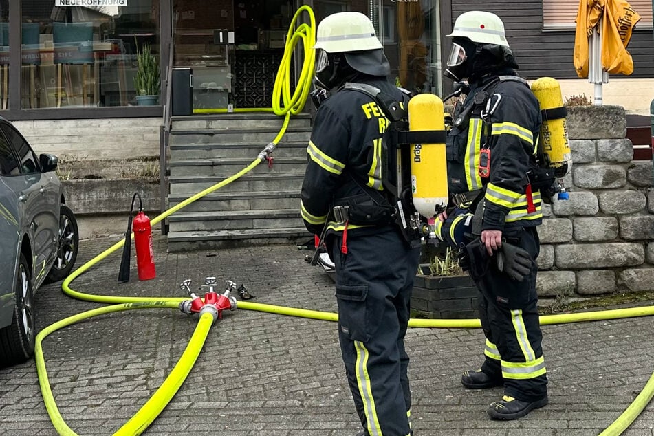 Unter Atemschutz gingen die Einsatzkräfte gegen das Feuer im Inneren des Ladenlokals vor.
