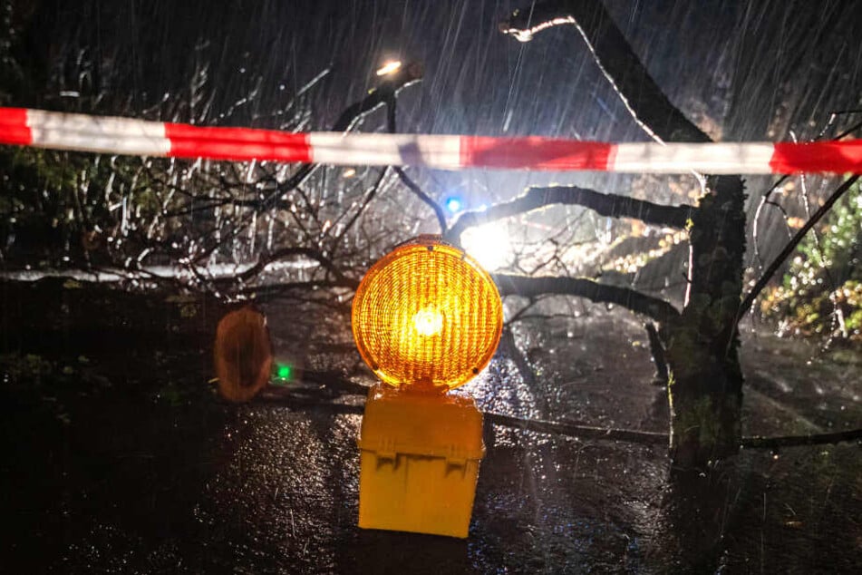 Der schwere Sturm hat in der Nacht zum Montag in Nordrhein-Westfalen offensichtlich weniger Schäden angerichtet als im Vorfeld befürchtet