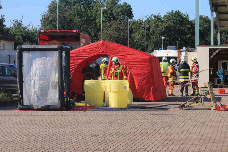 Die Feuerwehr ist mit einem Großaufgebot vor Ort.