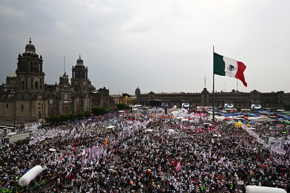 Tausende Anhänger versammelten sich am letzten Wahlkampftag auf dem Zocalo-Platz in Mexiko-Stadt, um der Präsidentschaftskandidaten Claudia Sheinbaum (61) zuzujubeln.