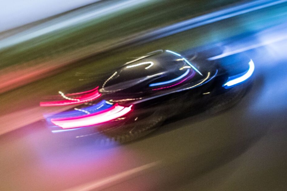 Mit rund 160 Stundenkilometern heizten die Fahrer über die A1. (Symbolbild)