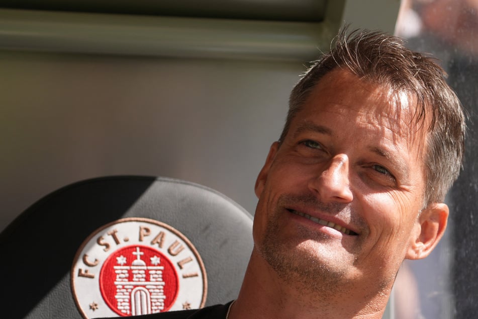 St. Paulis Trainer Alexander Blessin (52) freut sich vor dem Duell beim VfB Stuttgart über den großen Konkurrenzkampf in seinem Team.