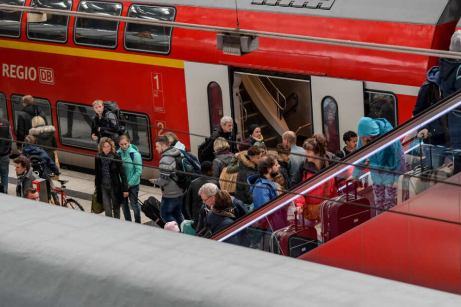 Reisende verlassen einen Zug am Hamburger Hauptbahnhof. (Archivbild)