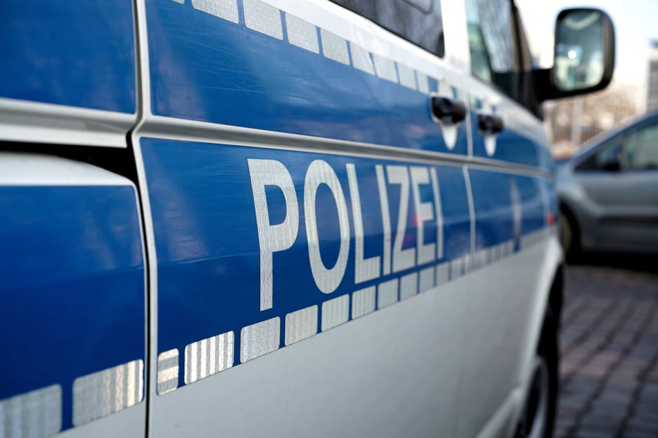 Die Polizei in Dormagen hat einen Mann (28) in Gewahrsam genommen, der Mitarbeiter der Stadtverwaltung und sich selbst mit Benzin bespritzt hatte. (Symbolbild)