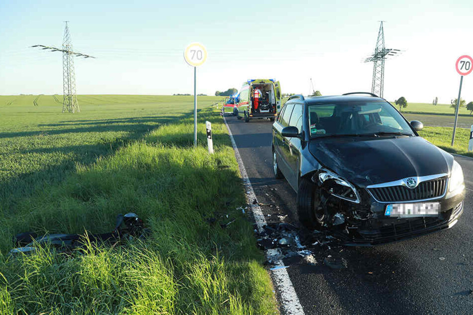 Der Roller landete nach dem Unfall im Gras.