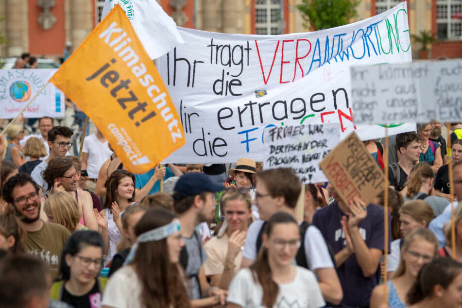 Zahlreiche Schüler stehen bei der Klimademonstration "Fridays for Future" am 30.08.2019 im Potsdamer Lustgarten.