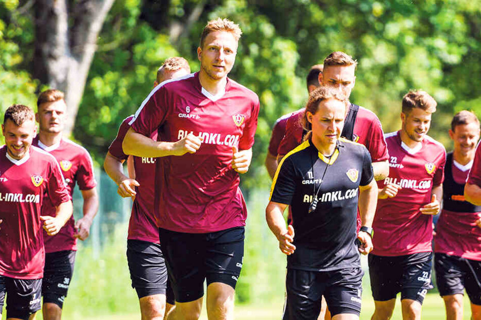 Marco Hartmann (M.) geht voran. Der 31-Jährige weiß, dass auf ihn und seine Mitspieler harte Wochen warten.