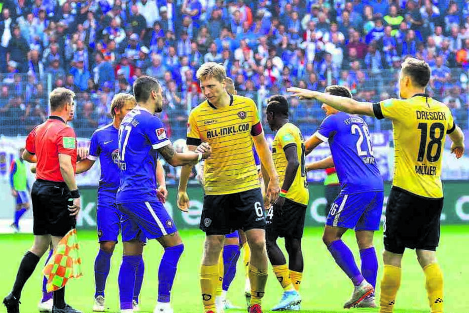 Pascal Testroet beim Handshake mit Dynamo-Kapitän Marco Hartmann.