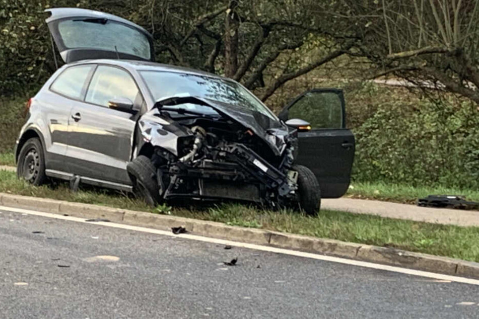 Das Auto wurde bei dem Unfall stark eingedrückt.