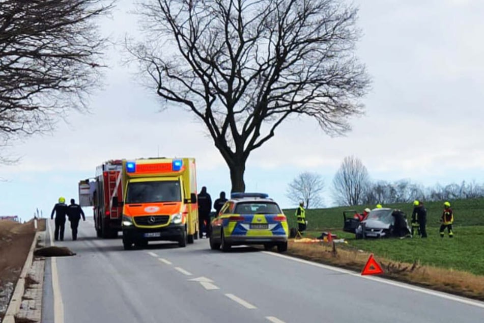 Die S138 wurde für die Rettungsmaßnahmen voll gesperrt.