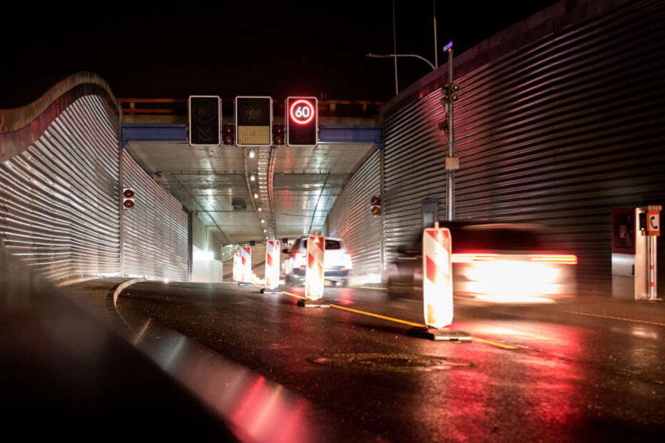 Der Lärmschutzdeckel überdacht nun die Autobahn A7 bei Stellingen.