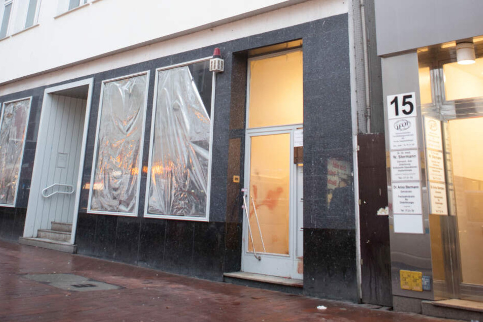 Das Gebäude in der Fußgängerzone in Harburg, vor dem der inzwischen gestorbene Mann gefunden wurde, soll leer stehen.