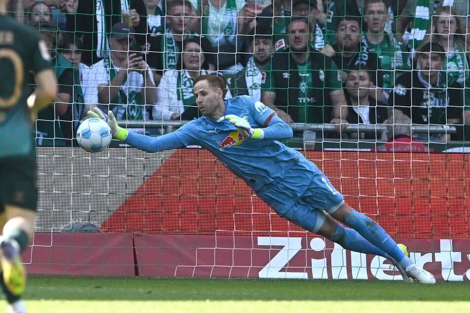 Erstmals seit seiner Gehirnerschütterung stand Peter Gulacsi (35) wieder im RB-Tor - und hielt es zum 14. Mal sauber.