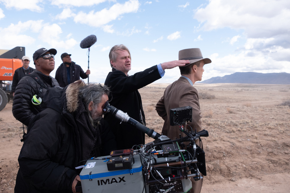 Murphy (r.) bekommt am Set Anweisungen von Regisseur Christopher Nolan (52, M.).