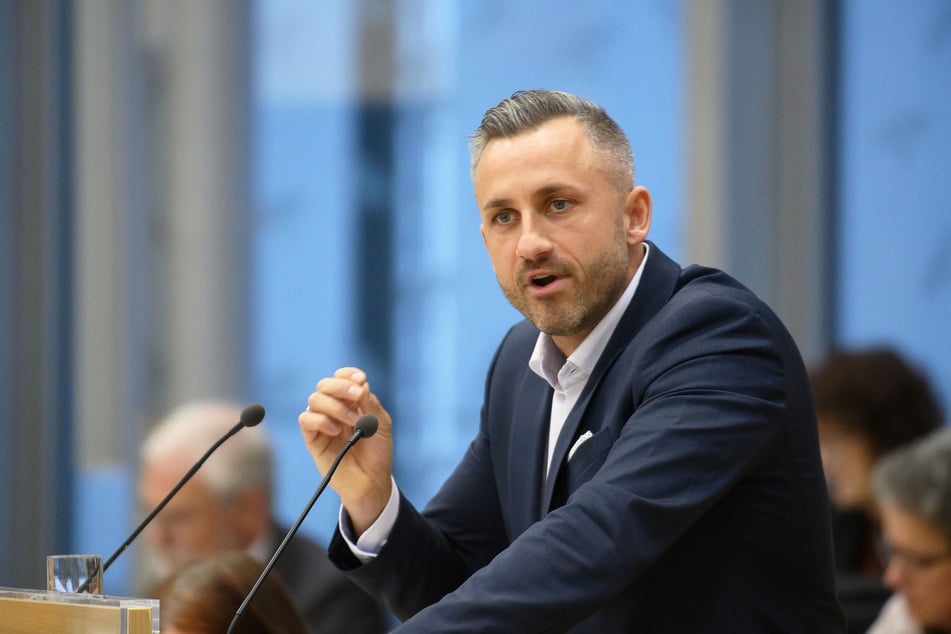 Sachsen-Anhalt-Politiker Ulrich Siegmund (35, AfD) soll seinen Vater bei einem Kollegen untergebracht haben.