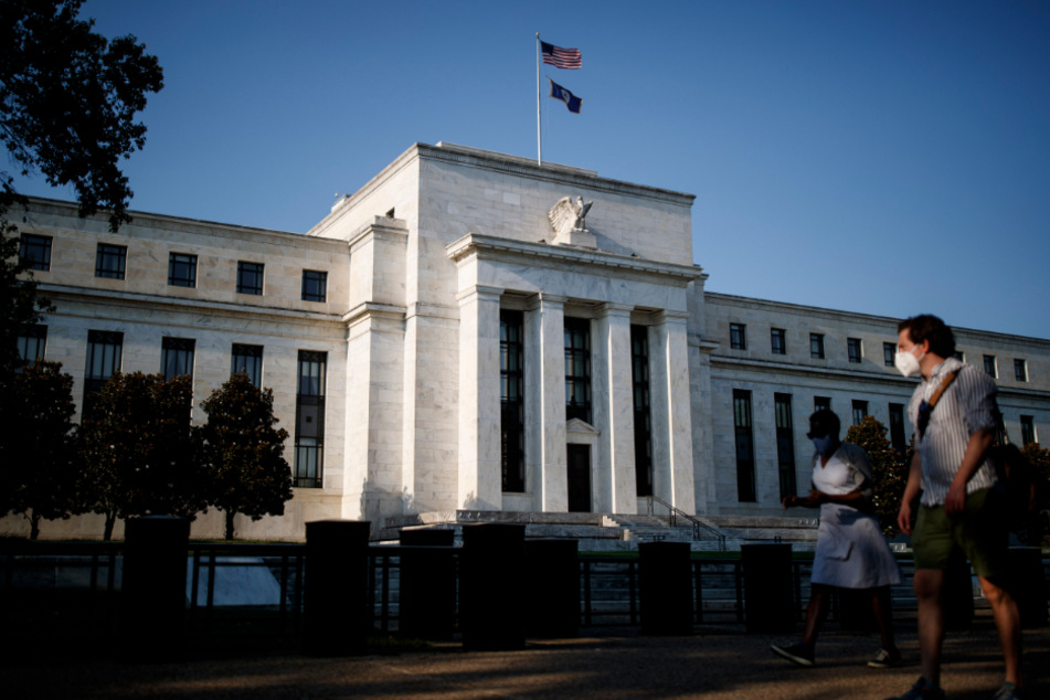Washington D.C.: Passanten vor dem Haupsitz der Federal Reserve (US-Notenbank).