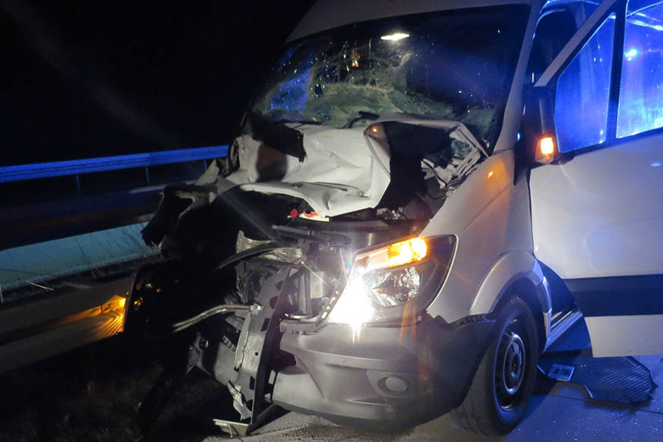 Auf der A9 nahe Weißenfels schlief der Sprinter-Fahrer ein.