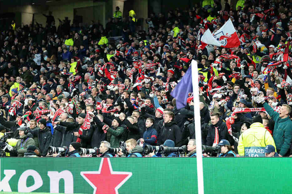 Über 3000 Fans begleiteten die Roten Bullen zum ersten Champions-League-Achtelfinale nach London.