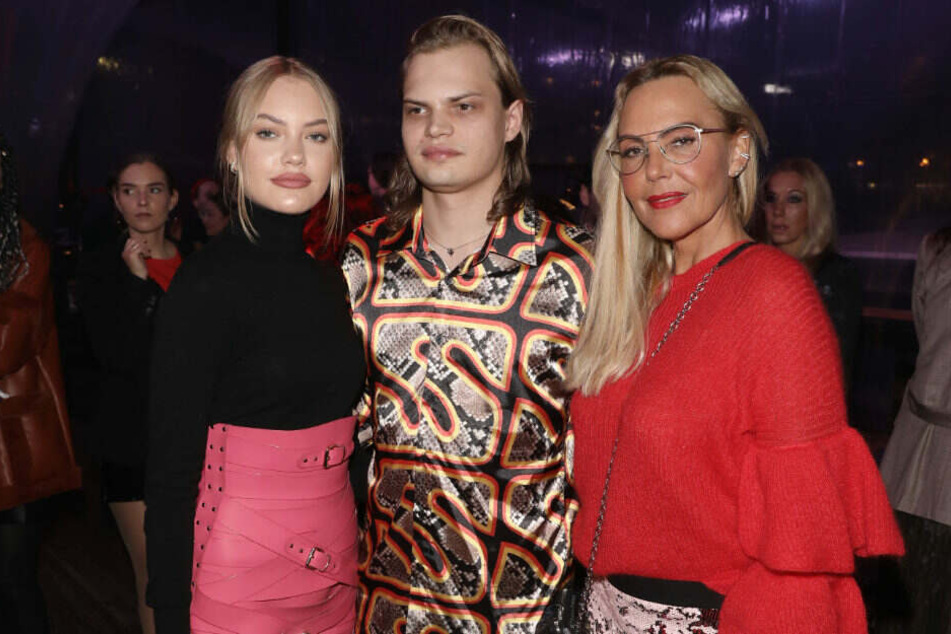 Wilson Gonzales Ochsenknecht neben seiner Schwester Cheyenne (l) und Mutter Natascha (r).
