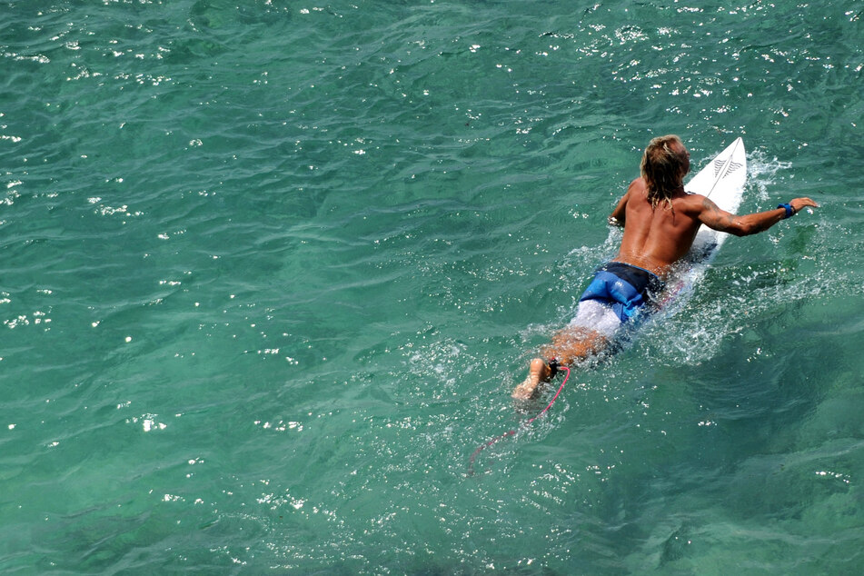 Schiffbruch mit Surfboard: Touristen geraten in Sturm und treiben zwei Tage auf Ozean