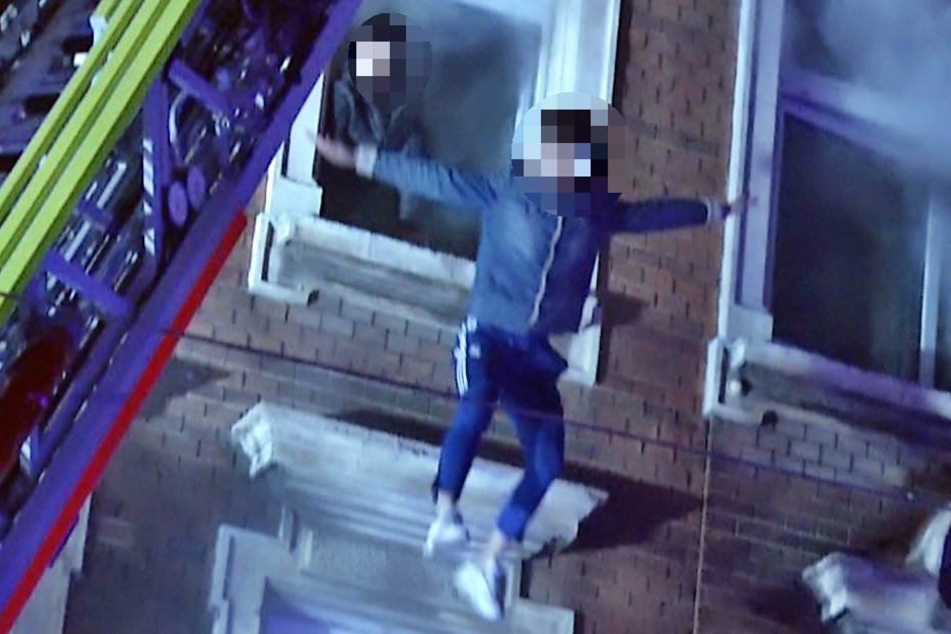 Dieser Bewohner wagte den Sprung aus seinem Fenster auf das Luftkissen.