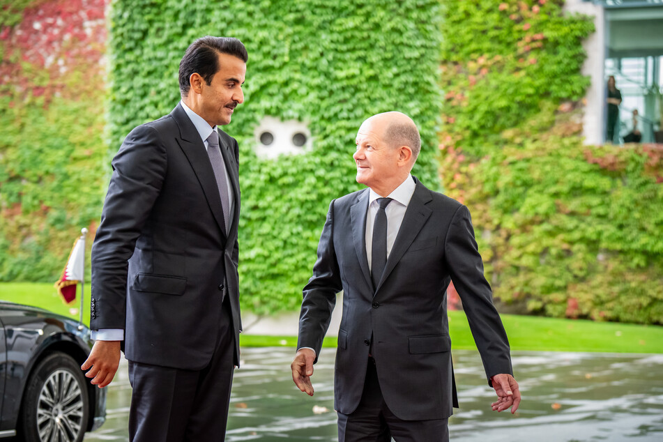 Bundeskanzler Olaf Scholz (65, SPD), begrüsst Scheich Tamim bin Hamad bin Khalifa Al Thani (43), dem Emir von Katar, am Kanzleramt.