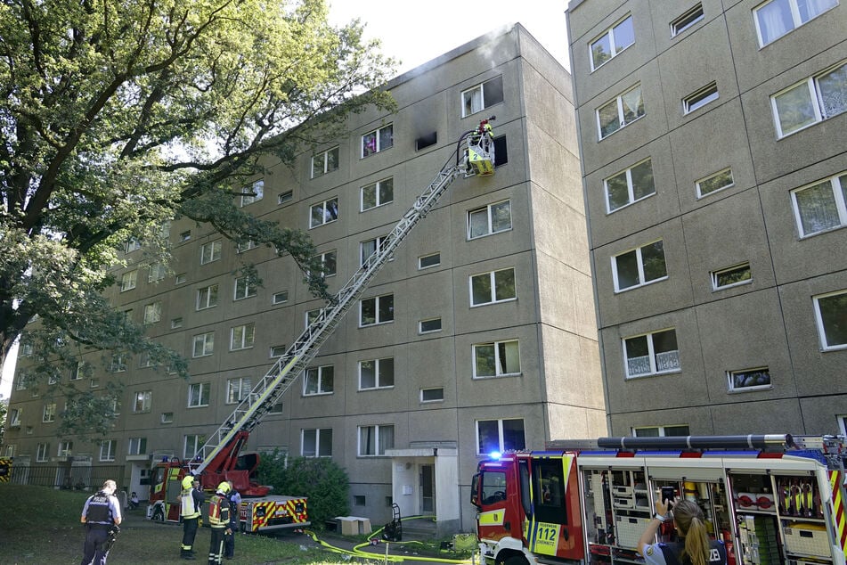 In einem Plattenbau in der Chemnitztalstraße war am Montagnachmittag ein Feuer ausgebrochen.