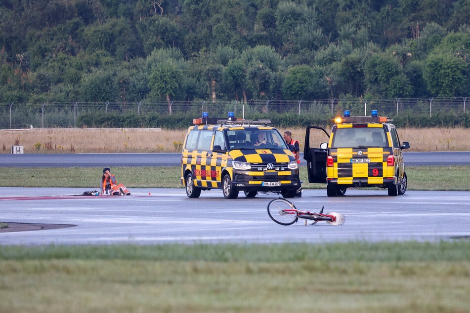 Schon mal blockierten Klimaaktivisten der "Letzten Generation" den Hamburger Flughafen. Wurde eine Aktion am Freitag verhindert? (Archivbild)