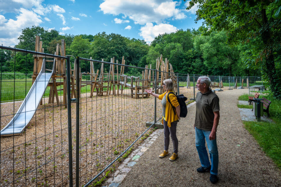Jeanet Neudeck (65) und Ingbert Hahn (79) wundern sich, warum der Spielplatz immer noch abgesperrt ist.