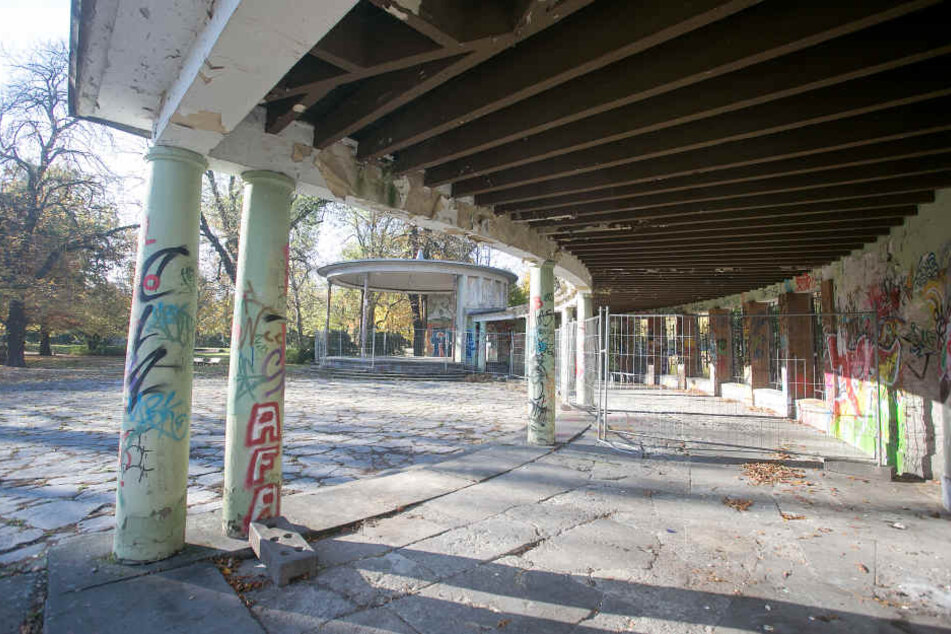 Am Pavillon auf der Schlossteichinsel ruhen die Bauarbeiten bis nächstes Jahr.