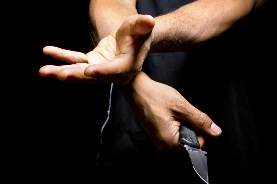 Der Mann wollte sein Geld wieder haben und bedrohte den Busfahrer untere anderem mit einem Messer. (Symbolbild)