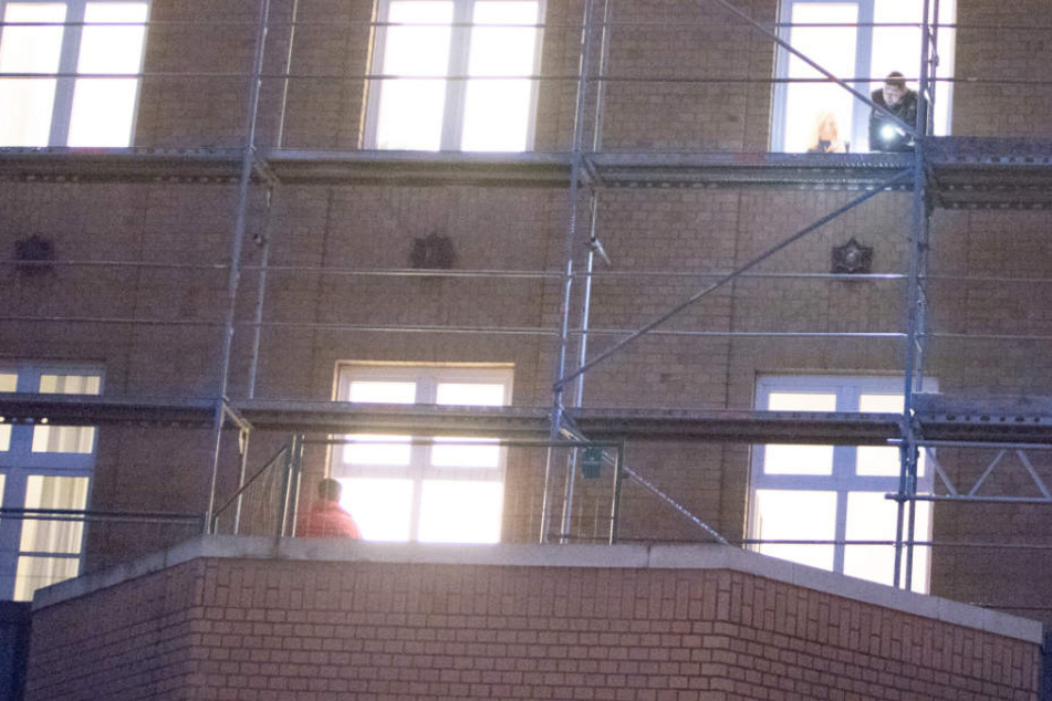 Die Polizei schaut sich vom Fenster aus die Unglücksstelle genauer an.
