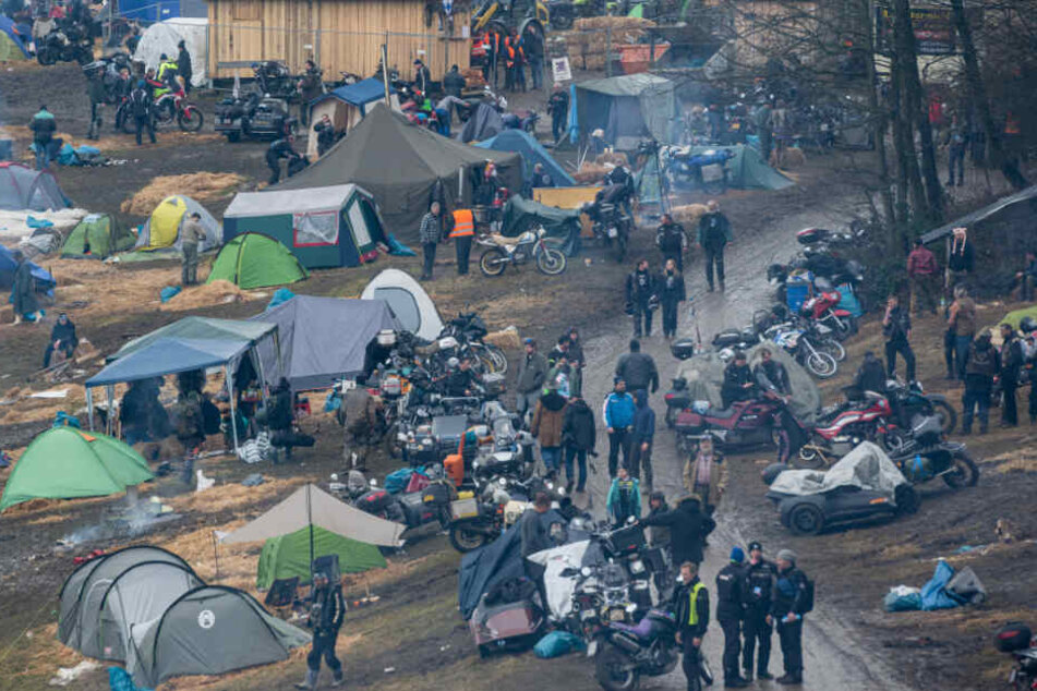 Zelte stehen auf dem Gelände des Elefantentreffens. Rund 3000 Biker sind gekommen.