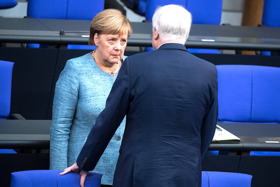 Die Union um Kanzlerin Angela Merkel (64, hinten) muss schwere Verluste einstecken. Schuld daran hat auch der Kurs um Horst Seehofer (69, CSU).