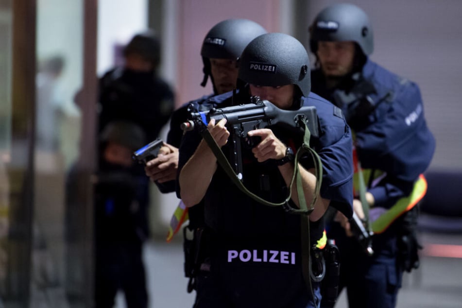 Als das SEK die Wohnung stürmte, wurden die Beamten von dem Mann mit einer Waffe bedroht. (Symbolbild)