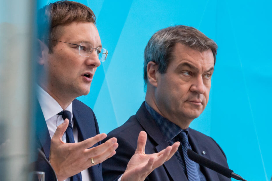 Hans Reichhart (l, CSU), Staatsministerin für Wohnen, Bau und Verkehr und Markus Söder (r, CSU), Ministerpräsident von Bayern, nehmen nach dem Spitzentreffen zur Wohnungspolitik teil.