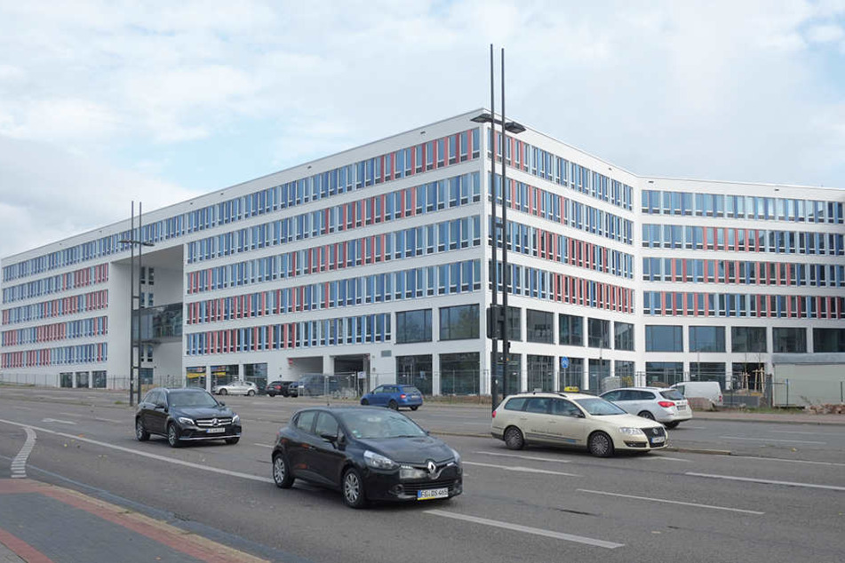 Das Contiloch ist Geschichte. Das
Neue Technische Rathaus wird nächsten Samstag zur "Schau-Stelle". Chemnitzer
können den Bau von innen besichtigen.