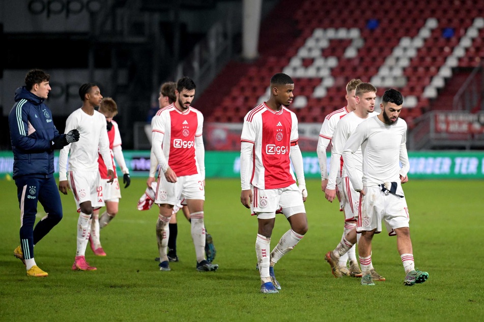 Bedröppelte Meinen: Die Spieler von Ajax Amsterdam schleichen vom Platz.