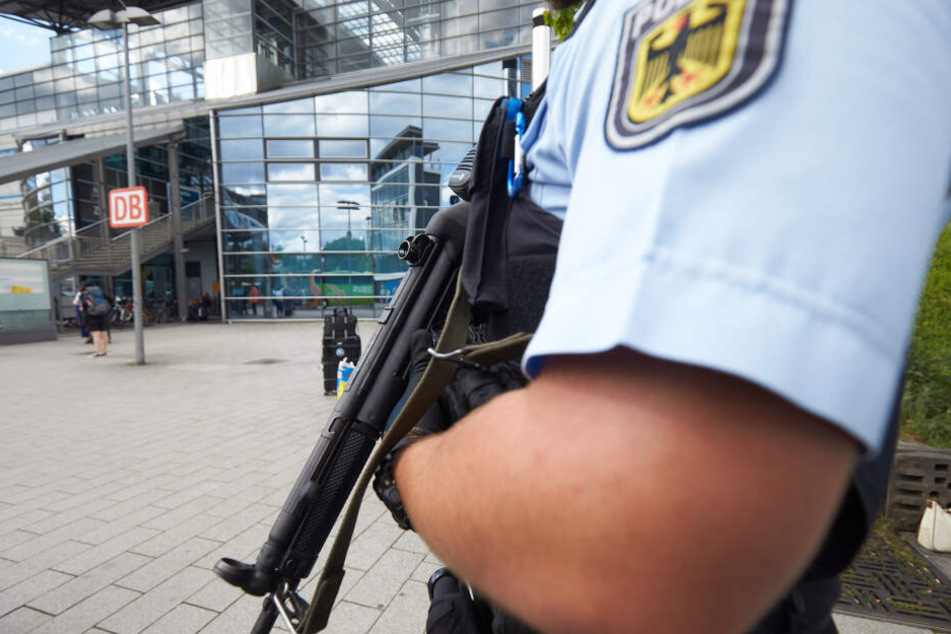Die Bundespolizei musste einen Zug evakuieren. (Symbolbild)