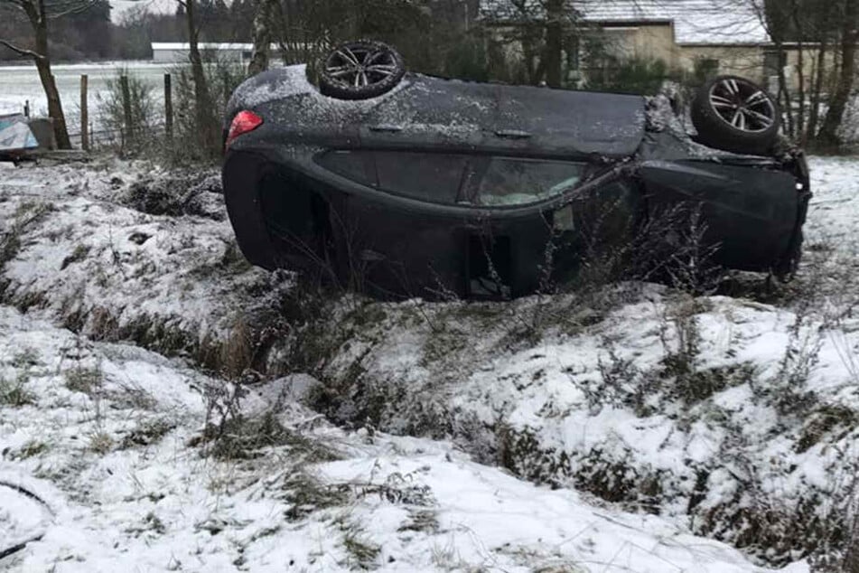 Auf dem Dach kam der BMW zum Stehen.