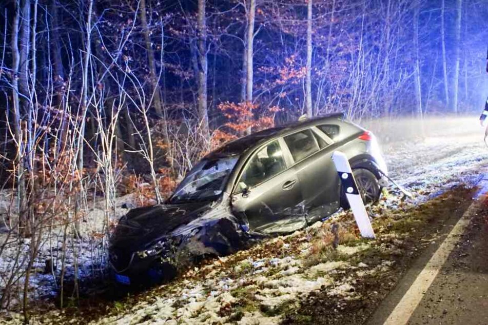 Der schwarze Pkw wurde durch den Unfall von der Straße gestoßen.