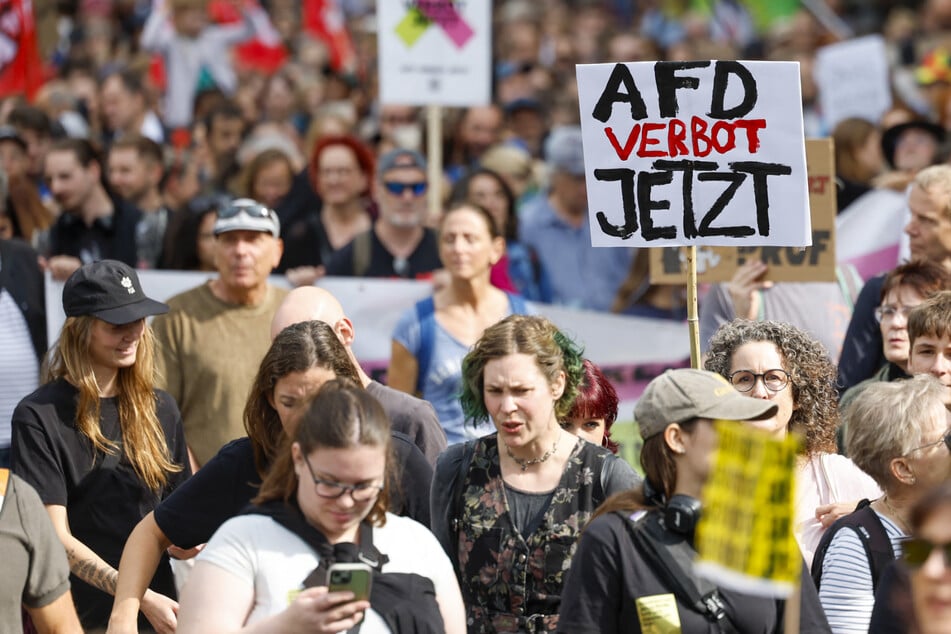 Viele Teilnehmerinnen und Teilnehmer des Protestzugs in Düsseldorf forderten ein AfD-Verbot.