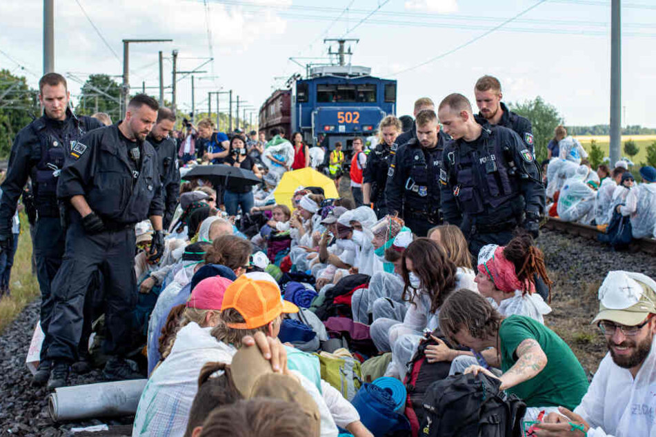 Die Polizei stuft die Blockade der Gleise als Versammlung ein.