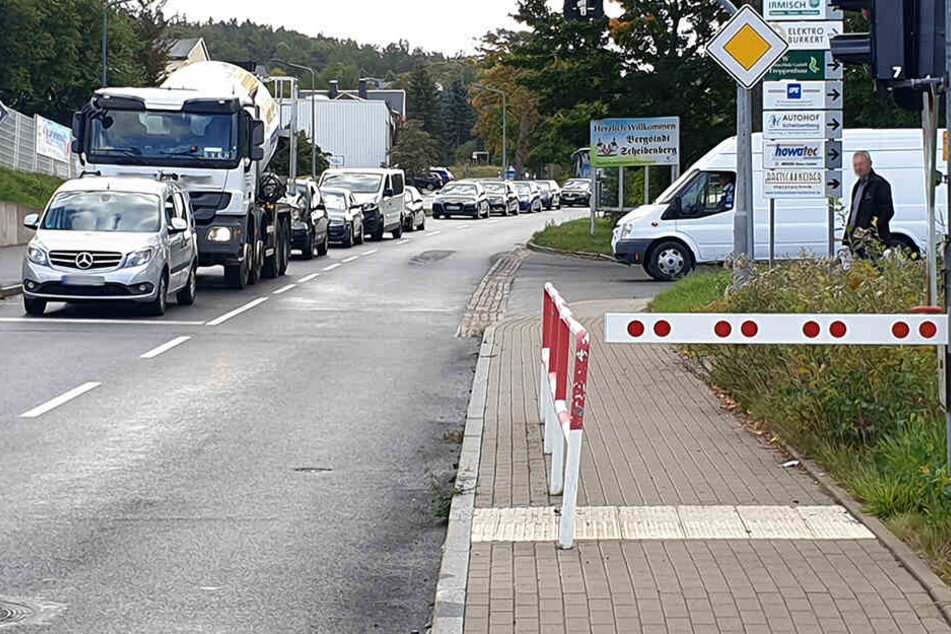 Inzwischen hat sich in der Stadt ein langer Stau gebildet.