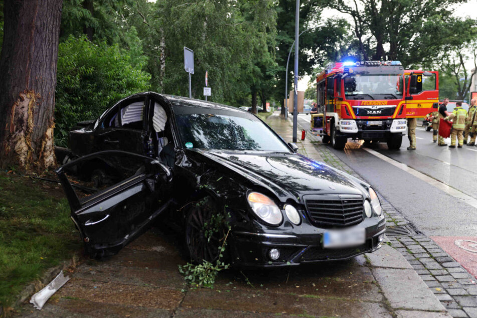 Unfall In Dresden Junger Amg Fahrer Verliert Auf Gerader Strecke Die Kontrolle Und Prallt Gegen Baum Tag24