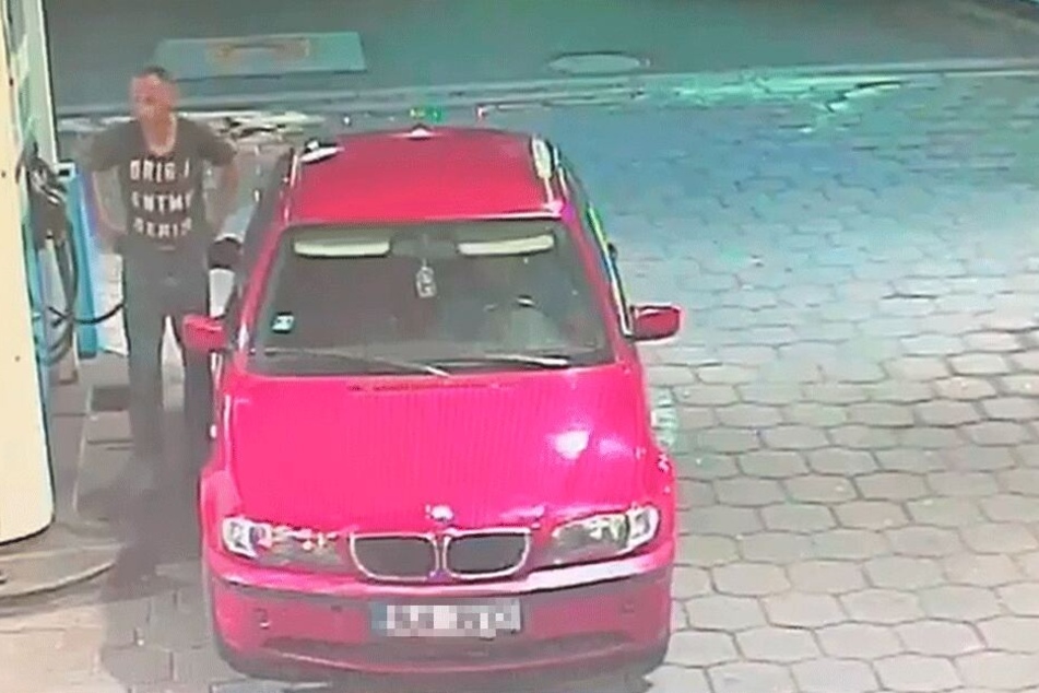 Der Mann im dunklen T-Shirt ist ausgestiegen, betankt den roten BMW mit tschechischem Kennzeichen.