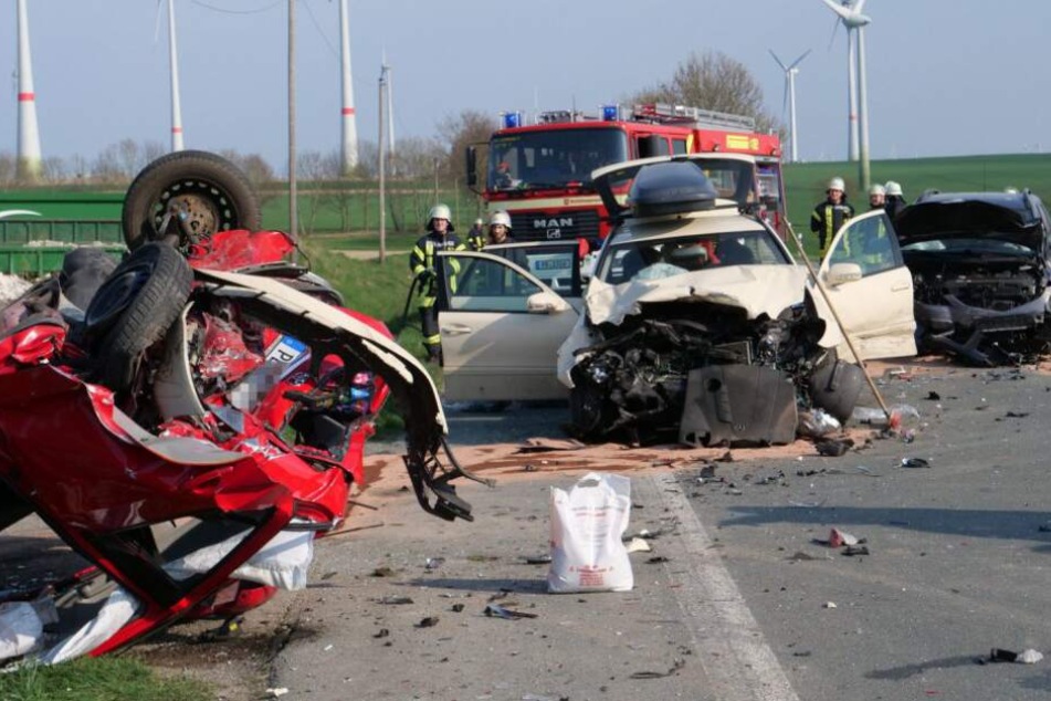 Völlig zerstört blieb der Wagen auf dem Dach liegen.