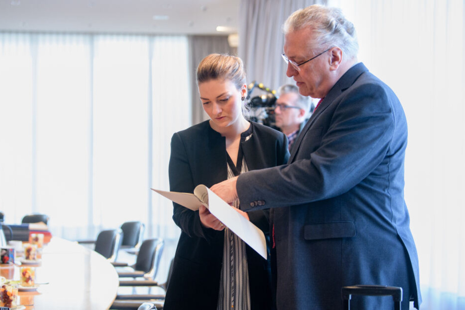 Judith Gerlach (l), Digitalministerin von Bayern und Joachim Herrmann (beide CSU), Innenminister von Bayern, beraten sich vor Beginn einer Kabinettssitzung in der bayerischen Staatskanzlei.