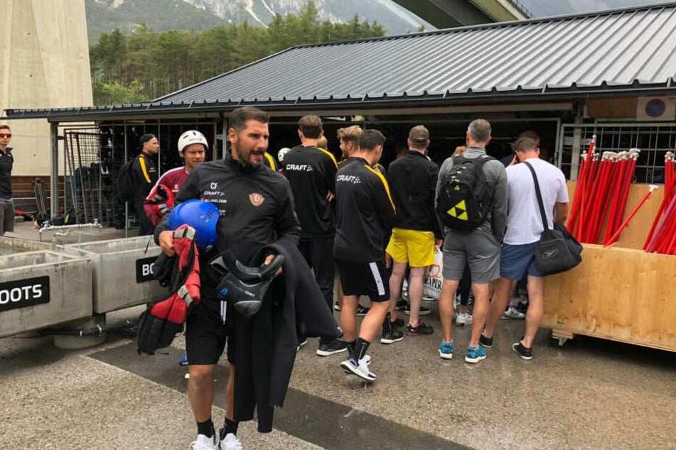 Cristian Fiel und das Team beim Einkleiden fürs Rafting.