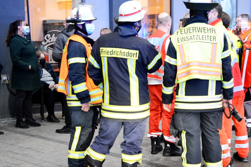 Nach der Reizgas-Attacke rückten Feuerwehr und Rettungsdienst mit zahlreichen Kräften zum Taunus-Carré in Friedrichsdorf aus.